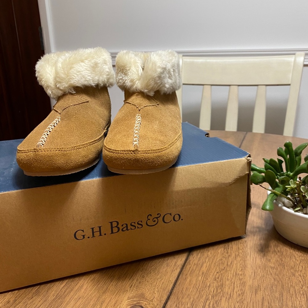 G.H. Bass Women’s bootie slippers
